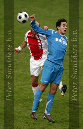 Amsterdam, 30 Januari 2008 Kompetitiewedstrijd AJAX-PSV, eindstand 0-2
Seizoen 2007/2008
Otman Bakkal in duel met Gabri
