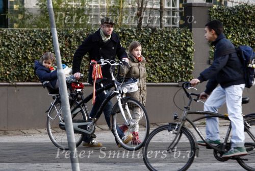 Amsterdam 15 januari 2009
Owen Schoemacher met zijn dochters in Amsterdam.
Peter Smulders bv