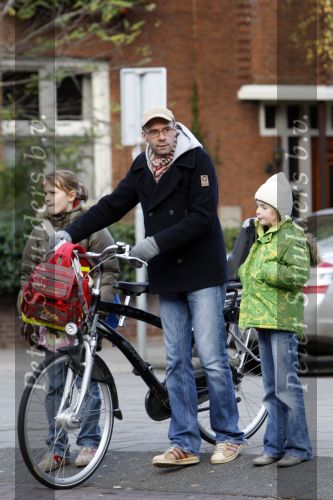 Amsterdam 16 november 2007
Owen Schoemacher met zijn 2 dochters.