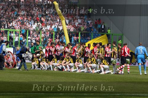 Arnhem, 20 April 2008 Kompetitiewedstrijd Vitesse-PSV, eindstand 0-1 Seizoen 2007/2008
PSV Landskampioen en wordt er dus feest gevierd
Voor aanvang het gebruikelijke handje schudden