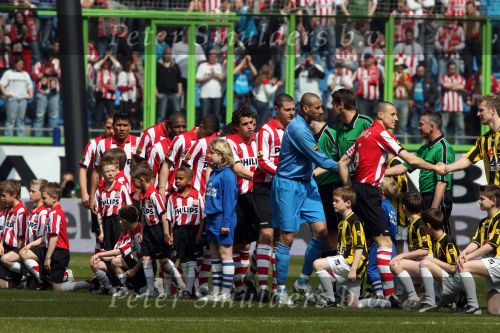 Arnhem, 20 April 2008 Kompetitiewedstrijd Vitesse-PSV, eindstand 0-1 Seizoen 2007/2008
PSV Landskampioen en wordt er dus feest gevierd
Voor aanvang van de wedstrijd het gebruikelijke handje schudden