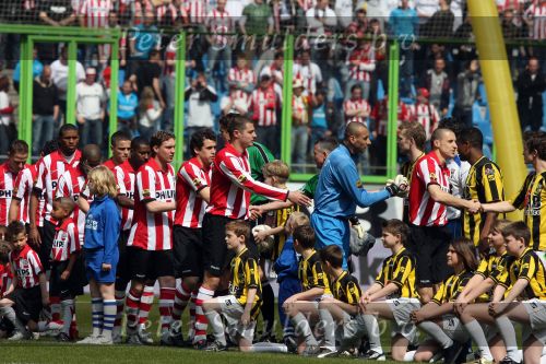 Arnhem, 20 April 2008 Kompetitiewedstrijd Vitesse-PSV, eindstand 0-1 Seizoen 2007/2008
PSV Landskampioen en wordt er dus feest gevierd
Voor aanvang van de wedstrijd even het gebruikelijke handje schudden