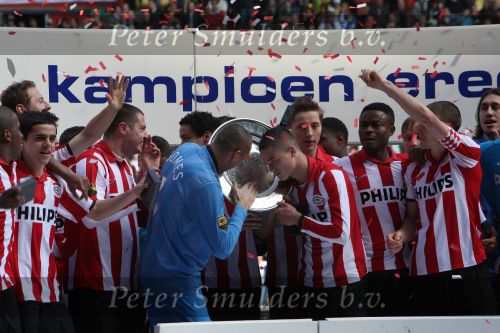 Arnhem, 20 April 2008 Kompetitiewedstrijd Vitesse-PSV, eindstand 0-1 Seizoen 2007/2008
PSV Landskampioen en wordt er dus feest gevierd
Gomes en Ibrahim Afellay kussen de schaal