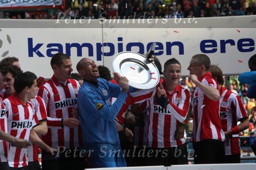 Arnhem, 20 April 2008 Kompetitiewedstrijd Vitesse-PSV, eindstand 0-1 Seizoen 2007/2008
PSV Landskampioen en wordt er dus feest gevierd
Gomes en Ibrahim Afellay met de kampioensschaal