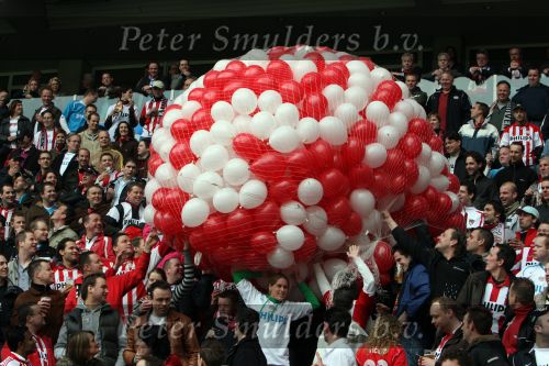 Eindhoven, 13 April 2008 Kampioenswedstrijd PSV-FC Twente, eindstand 1-1 Seizoen 2007/2008. PSV daardoor nog niet kampioen.
PSV supporters nog vol goede moed voor aanvang wedstrijd