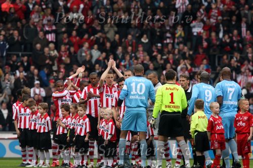Eindhoven, 13 April 2008 Kampioenswedstrijd PSV-FC Twente, eindstand 1-1 Seizoen 2007/2008. PSV daardoor nog niet kampioen.
Beide elftallen voor aanvang van de wedstrijd