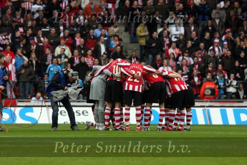 Eindhoven, 13 April 2008 Kampioenswedstrijd PSV-FC Twente, eindstand 1-1 Seizoen 2007/2008. PSV daardoor nog niet kampioen.
Teambuilding voor aanvang van de wedstrijd