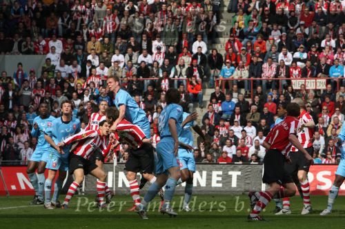 Eindhoven, 13 April 2008 Kampioenswedstrijd PSV-FC Twente, eindstand 1-1 Seizoen 2007/2008. PSV daardoor nog niet kampioen.
Veel drukte voor het doel van FC Twente