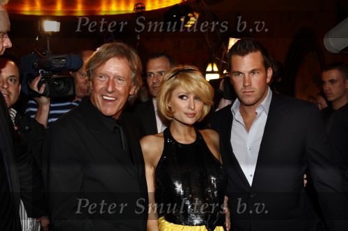 Amsterdam 14 april 2009
Paris Hilton en haar nieuwe vriend Doug Reinhardt bij jubileum van Rob Peetoom in Tuschinski.
Peter Smulders bv