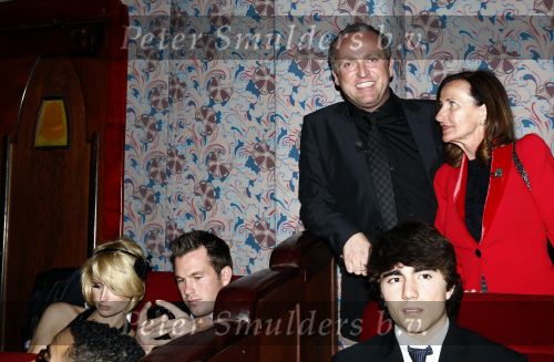 Amsterdam 14 april 2009
Paris Hilton en haar nieuwe vriend Doug Reinhardt bij jubileum van Rob Peetoom in Tuschinski. Mariet v Mill en Gordon
Peter Smulders bv
