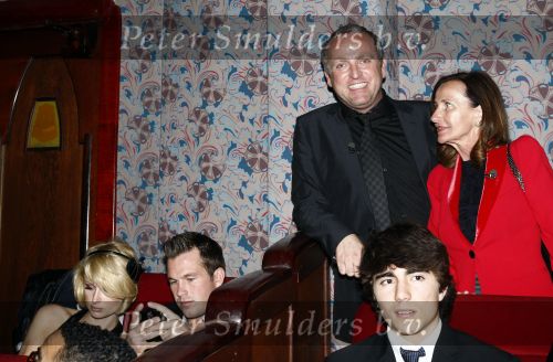 Amsterdam 14 april 2009
Paris Hilton en haar nieuwe vriend Doug Reinhardt bij jubileum van Rob Peetoom in Tuschinski. Mariet v Mill en Gordon
Peter Smulders bv