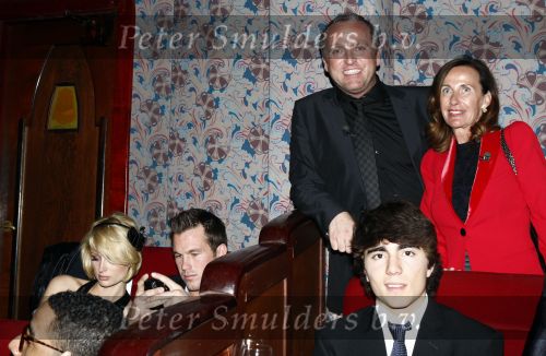 Amsterdam 14 april 2009
Paris Hilton en haar nieuwe vriend Doug Reinhardt bij jubileum van Rob Peetoom in Tuschinski. Mariet v Mill en Gordon
Peter Smulders bv