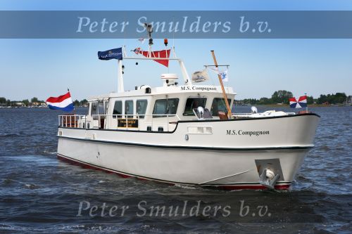 Loosdrecht, 12 Mei 2009
Vivian Boelen met haar compagnon Arjan v d Hoek bij hun boot, de M.S. Compagnon varend op de Loosdrechtse Plassen.
Foto Peter Smulders BV