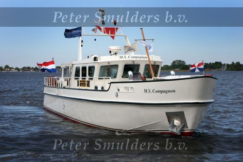 Loosdrecht, 12 Mei 2009
Vivian Boelen met haar compagnon Arjan v d Hoek bij hun boot, de M.S. Compagnon varend op de Loosdrechtse Plassen.
Foto Peter Smulders BV