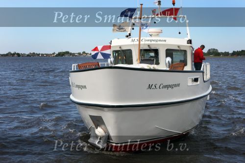 Loosdrecht, 12 Mei 2009
Vivian Boelen met haar compagnon Arjan v d Hoek bij hun boot, de M.S. Compagnon varend op de Loosdrechtse Plassen.
Foto Peter Smulders BV