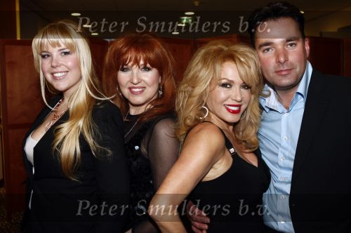 Amsterdam 1 maart 2009
Modeshow Paul Schulten in het Okura hotel. Patricia Paay met Yvonne Keeley en dochter
Peter Smulders bv
