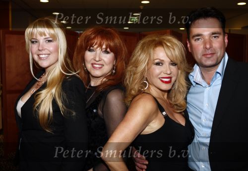 Amsterdam 1 maart 2009
Modeshow Paul Schulten in het Okura hotel. Patricia Paay met Yvonne Keeley en dochter
Peter Smulders bv