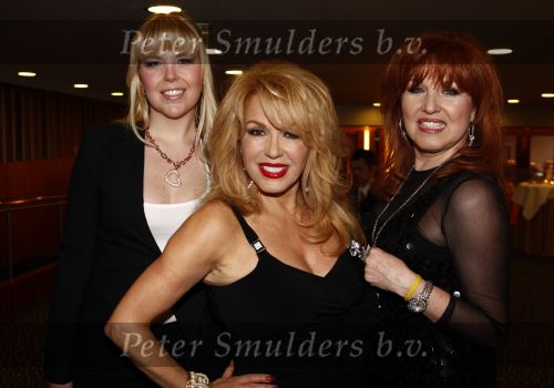 Amsterdam 1 maart 2009
Modeshow Paul Schulten in het Okura hotel. Patricia Paay met Yvonne Keeley en dochter
Peter Smulders bv