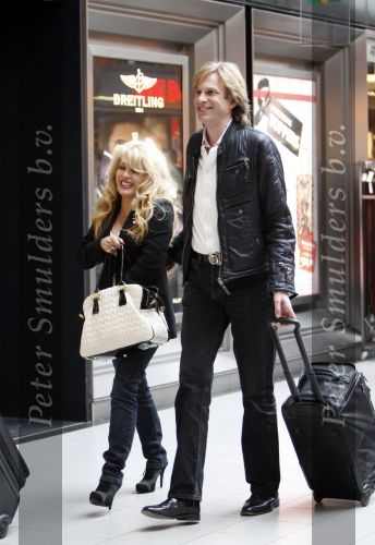 Schiphol 1 mei 2008
Patricia Paay en Adam Curry arriveren vanuit Londen op schiphol voor opnames van Holland s got talent. Ze worden door een chauffeur opgehaald.
Peter Smulders bv