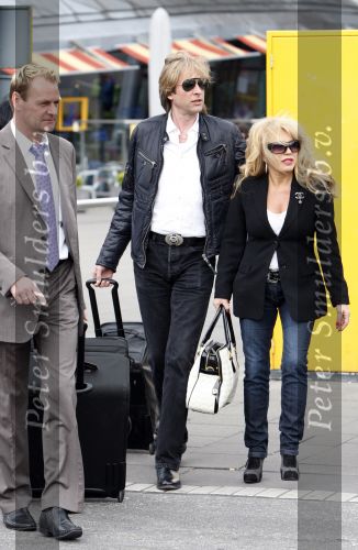 Schiphol 1 mei 2008
Patricia Paay en Adam Curry arriveren vanuit Londen op schiphol voor opnames van Holland s got talent. Ze worden door een chauffeur opgehaald.
Peter Smulders bv