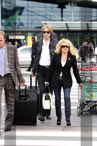 Schiphol 1 mei 2008
Patricia Paay en Adam Curry arriveren vanuit Londen op schiphol voor opnames van Holland s got talent. Ze worden door een chauffeur opgehaald.
Peter Smulders bv