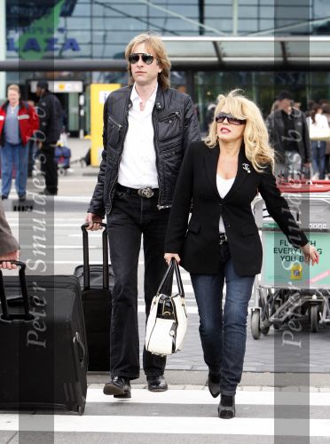 Schiphol 1 mei 2008
Patricia Paay en Adam Curry arriveren vanuit Londen op schiphol voor opnames van Holland s got talent. Ze worden door een chauffeur opgehaald.
Peter Smulders bv
