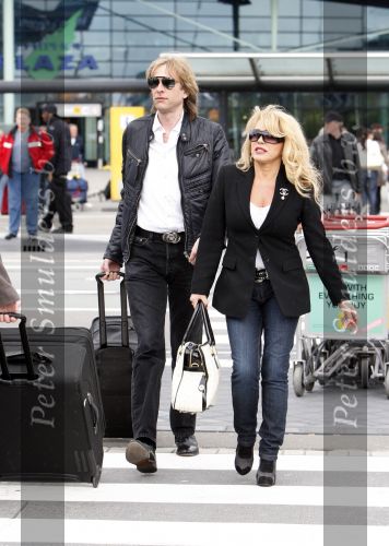 Schiphol 1 mei 2008
Patricia Paay en Adam Curry arriveren vanuit Londen op schiphol voor opnames van Holland s got talent. Ze worden door een chauffeur opgehaald.
Peter Smulders bv