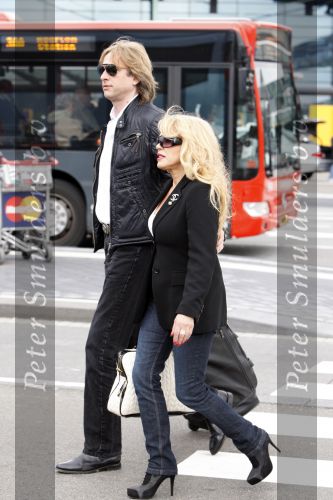 Schiphol 1 mei 2008
Patricia Paay en Adam Curry arriveren vanuit Londen op schiphol voor opnames van Holland s got talent. Ze worden door een chauffeur opgehaald.
Peter Smulders bv