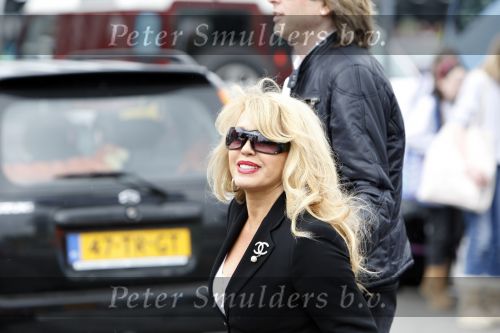 Schiphol 1 mei 2008
Patricia Paay en Adam Curry arriveren vanuit Londen op schiphol voor opnames van Holland s got talent. Ze worden door een chauffeur opgehaald.
Peter Smulders bv