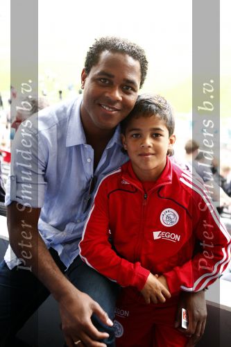 Amsterdam 10 mei 2009
Justin Kluivert wordt gehuldigd voor hun kampioenschap in de rust van de wedstrijd ajax-fc twente in de arena. Papa Patrick is natuurlijk apetrots op de tribune. Justin speelt in de ajax jeugd
Peter Smulders bv