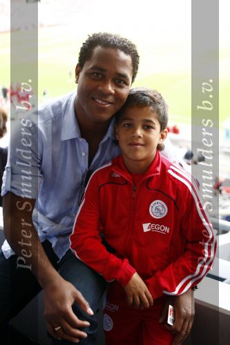 Amsterdam 10 mei 2009
Justin Kluivert wordt gehuldigd voor hun kampioenschap in de rust van de wedstrijd ajax-fc twente in de arena. Papa Patrick is natuurlijk apetrots op de tribune. Justin speelt in de ajax jeugd
Peter Smulders bv