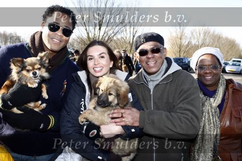 Diemen 14 februari 2009
Patrick Kluivert Rossana Lima Kluivert Quincy Justin Ruben Kluivert doen mee met de boswandeling voor hun goede doel ivm zwerfhonden. De tocht was in het Diemer Bos.. Vader Patrick en zijn vriendin
Peter Smulders bv