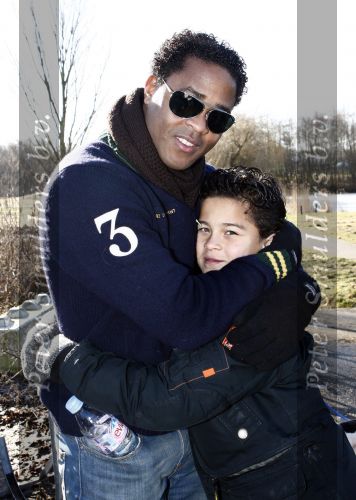 Diemen 14 februari 2009
Patrick Kluivert Rossana Lima Kluivert Quincy Justin Ruben Kluivert doen mee met de boswandeling voor hun goede doel ivm zwerfhonden. De tocht was in het Diemer Bos.
Peter Smulders bv