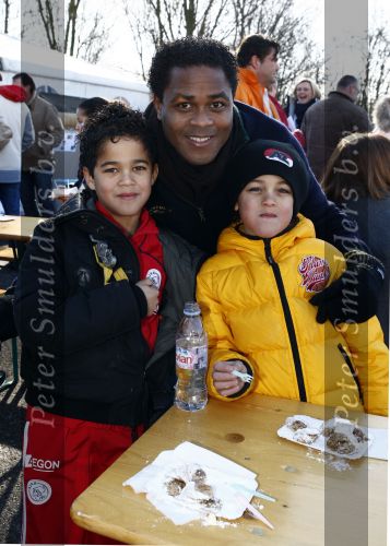 Diemen 14 februari 2009
Patrick Kluivert Rossana Lima Kluivert Quincy Justin Ruben Kluivert doen mee met de boswandeling voor hun goede doel ivm zwerfhonden. De tocht was in het Diemer Bos.
Peter Smulders bv