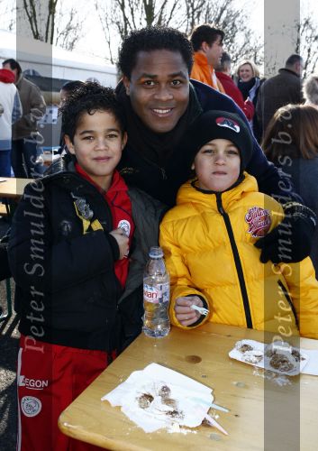 Diemen 14 februari 2009
Patrick Kluivert Rossana Lima Kluivert Quincy Justin Ruben Kluivert doen mee met de boswandeling voor hun goede doel ivm zwerfhonden. De tocht was in het Diemer Bos.
Peter Smulders bv