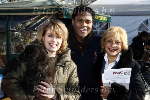 Diemen 14 februari 2009
Patrick Kluivert Rossana Lima Kluivert Quincy Justin Ruben Kluivert doen mee met de boswandeling voor hun goede doel ivm zwerfhonden. De tocht was in het Diemer Bos.
Peter Smulders bv