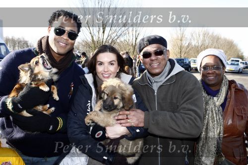 Diemen 14 februari 2009
Patrick Kluivert Rossana Lima Kluivert Quincy Justin Ruben Kluivert doen mee met de boswandeling voor hun goede doel ivm zwerfhonden. De tocht was in het Diemer Bos.. Vader Patrick en zijn vriendin
Peter Smulders bv
Peter Smulders bv