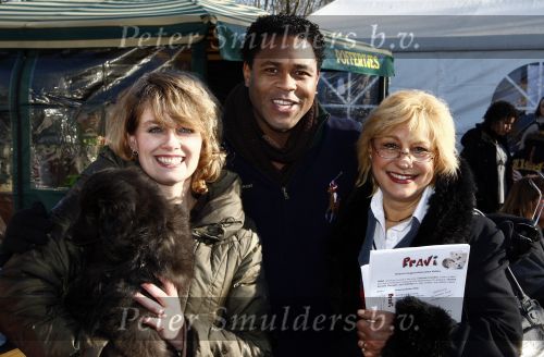 Diemen 14 februari 2009
Patrick Kluivert Rossana Lima Kluivert Quincy Justin Ruben Kluivert doen mee met de boswandeling voor hun goede doel ivm zwerfhonden. De tocht was in het Diemer Bos.
Peter Smulders bv