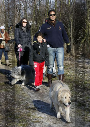 Diemen 14 februari 2009
Patrick Kluivert Rossana Lima Kluivert Quincy Justin Ruben Kluivert doen mee met de boswandeling voor hun goede doel ivm zwerfhonden. De tocht was in het Diemer Bos.
Peter Smulders bv