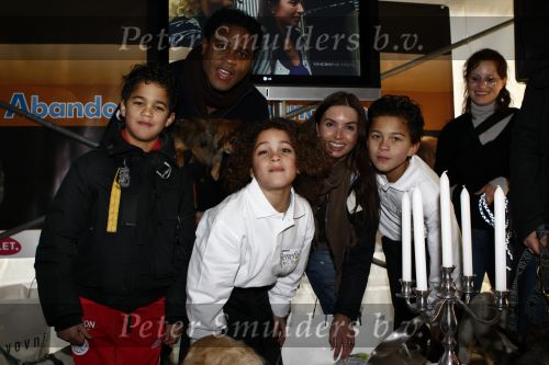 Diemen 14 februari 2009
Patrick Kluivert Rossana Lima Kluivert Quincy Justin Ruben Kluivert doen mee met de boswandeling voor hun goede doel ivm zwerfhonden. De tocht was in het Diemer Bos.
Peter Smulders bv