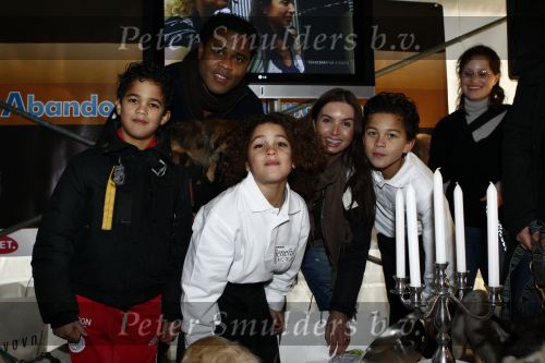 Diemen 14 februari 2009
Patrick Kluivert Rossana Lima Kluivert Quincy Justin Ruben Kluivert doen mee met de boswandeling voor hun goede doel ivm zwerfhonden. De tocht was in het Diemer Bos.
Peter Smulders bv