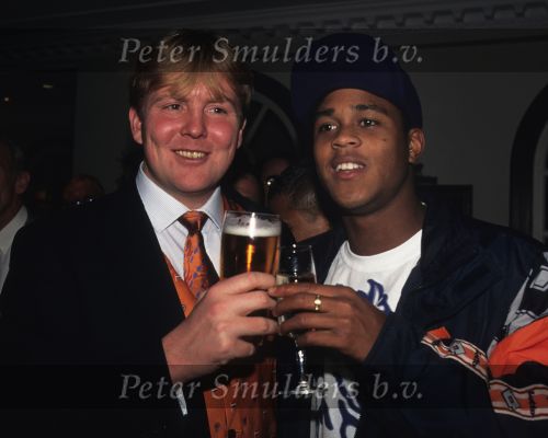 2000 Prins Willem Alexander met een glaasje bier met de voetballer Patrick Kluivert
