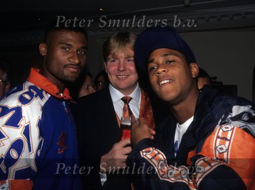2000 Prins Willem Alexander met de voetballers Patrick Kluivert en Winston Bogarde