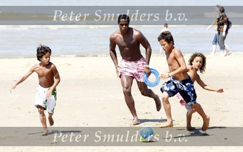 Noordwijk 24 juli 2008
Patrick Kluivert op het strand bij huis ter Duin met Rossana Lima en zijn zoons Shane Quincy Ruben en Justin.