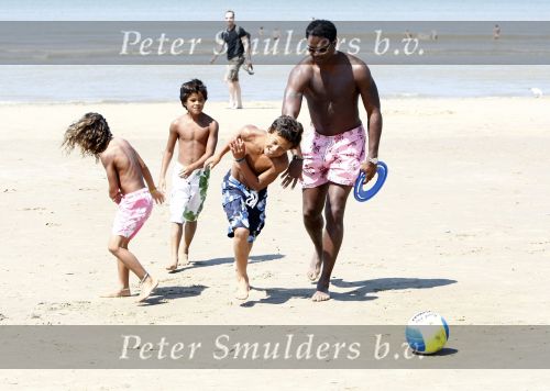 Noordwijk 24 juli 2008
Patrick Kluivert op het strand bij huis ter Duin met Rossana Lima en zijn zoons Shane Quincy Ruben en Justin.