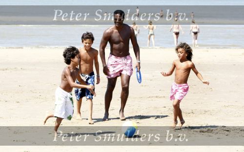 Noordwijk 24 juli 2008
Patrick Kluivert op het strand bij huis ter Duin met Rossana Lima en zijn zoons Shane Quincy Ruben en Justin.