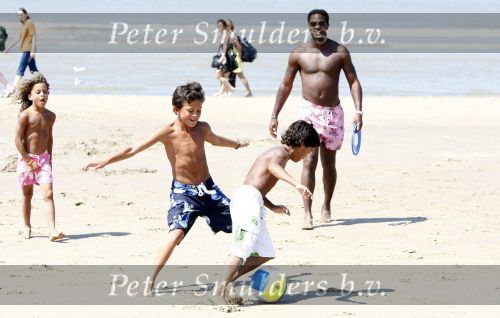 Noordwijk 24 juli 2008
Patrick Kluivert op het strand bij huis ter Duin met Rossana Lima en zijn zoons Shane Quincy Ruben en Justin.