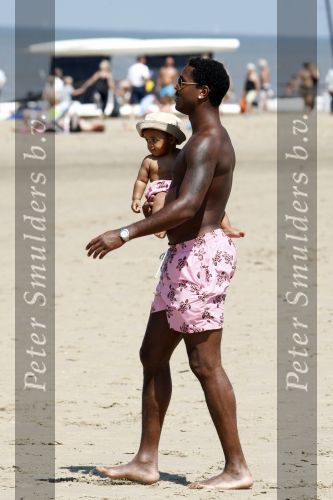 Noordwijk 24 juli 2008
Patrick Kluivert op het strand bij huis ter Duin met Rossana Lima en zijn zoons Shane Quincy Ruben en Justin.