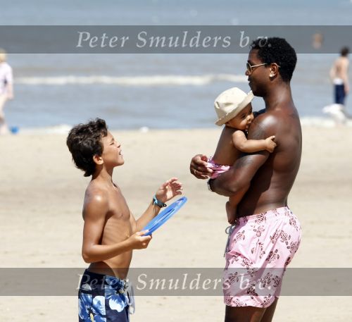Noordwijk 24 juli 2008
Patrick Kluivert op het strand bij huis ter Duin met Rossana Lima en zijn zoons Shane Quincy Ruben en Justin.
