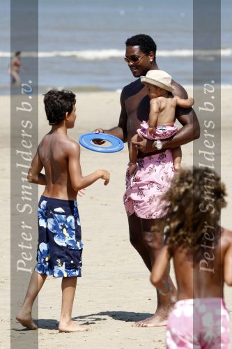 Noordwijk 24 juli 2008
Patrick Kluivert op het strand bij huis ter Duin met Rossana Lima en zijn zoons Shane Quincy Ruben en Justin.